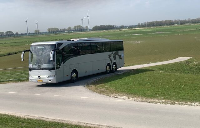 De touringcar van Wintours onderweg door de polder